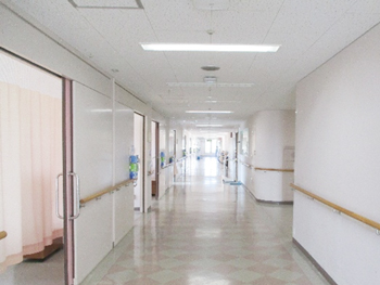 病院前廊下