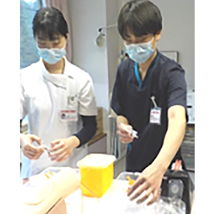静脈注射の実習風景1